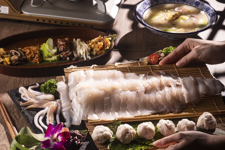 澄澄全日餐廳「砲管雙饗鍋」以澎湖巨型砲管入饌，結合「先涮後煮粥」的老香港吃法，由桌邊服務收尾成溫潤粥品，濃縮精華湯底。　圖：澎澄飯店／提供 