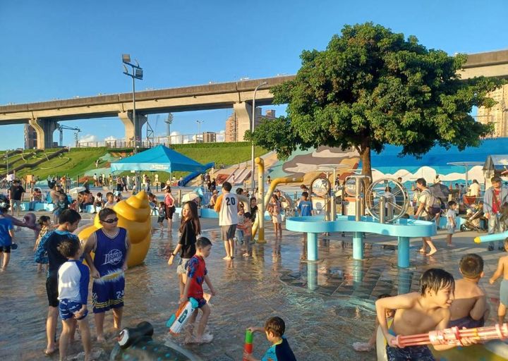 ▲海世界水樂園每年總是吸引大批玩水民眾。　圖：新北市政府水利局／提供