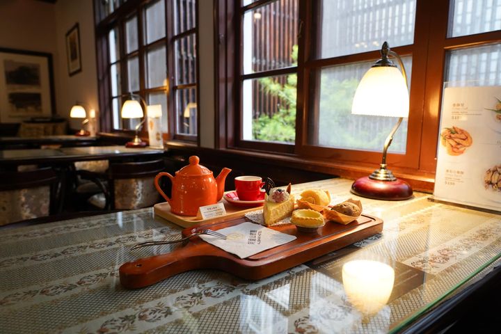 ▲入住阿里山賓館享用房客專屬50年代咖啡館（下午茶另付費）。　圖：阿里山賓館／提供