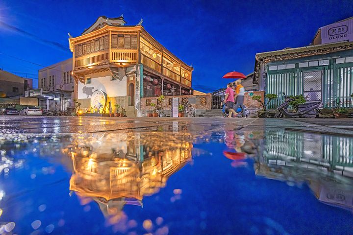 ▲銅牌作品：蕭慶良／《八角樓雨夜－鹽水歷史巷》。　圖：臺南市政府觀光旅遊局／提供