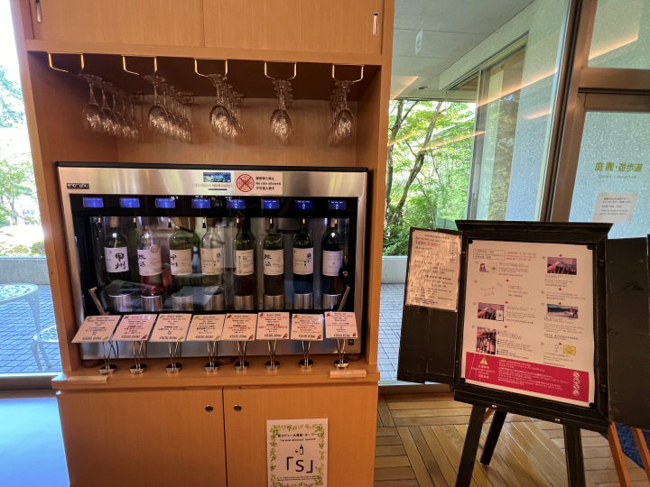 ▲飯店內的紅酒自助吧。【禁止酒駕;未滿十八歲禁止飲酒。】 圖:向日遊/提供