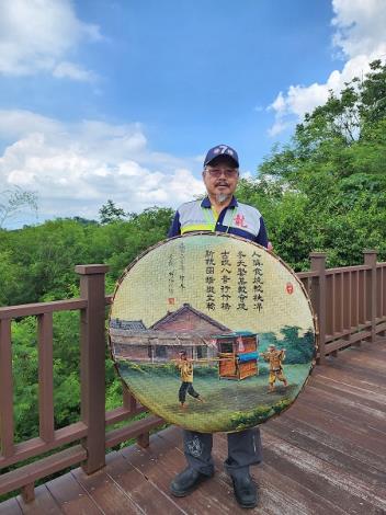 ▲林仙化自創竹編彩繪搭配鄉土四句聯,妙趣橫生。 圖:台南市政府觀光旅遊局/提供。