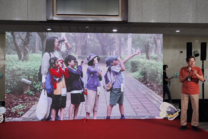 ▲名人分享時刻-生態作家劉克襄老師以《掛著望遠鏡的人》為題,分享其賞鳥人生故事,呼籲大眾從觀鳥中學習愛護自然。 圖:參山國家風景區管理處/提供