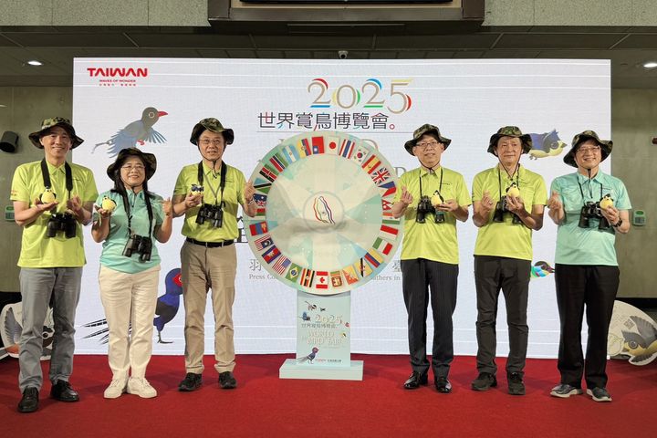 ▲啟動儀式倒數-六位長官戴上賞鳥帽、望遠鏡,共同觸碰大螢幕,伴隨鳥群飛翔動畫,宣告台灣引領世界賞鳥盛會。 圖:參山國家風景區管理處/提供