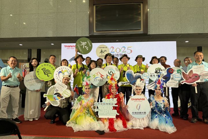 啟動儀式大合照-交通部、林業及自然保育署、內政部國家公園署、臺中市政府及世界鳥類博覽會代表共同啟動象徵,手持鳥意象與活動 Logo 圓牌合影,宣告首屆「世界賞鳥博覽會」正式啟動。 圖:參山國家風景區管理處/提供