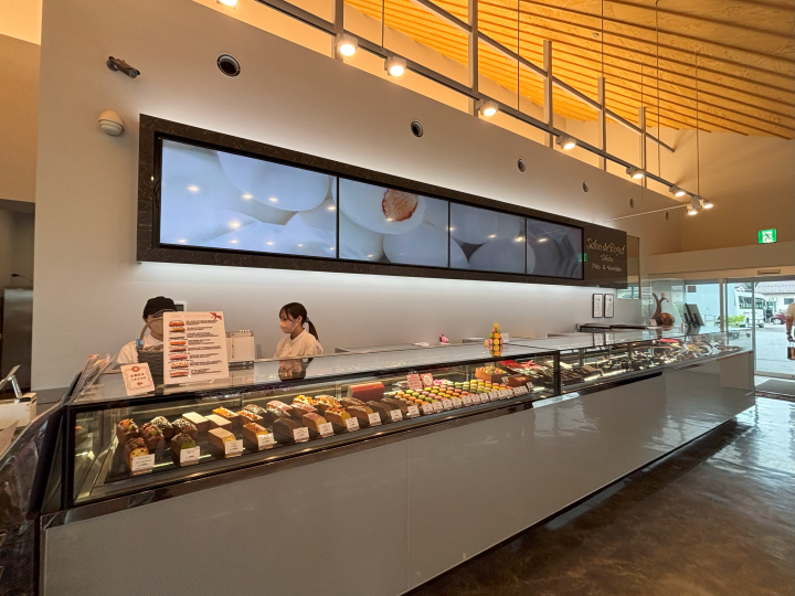 ▲Salon de Royal 高田本店以當地自產原料製作各式巧克力甜點。 圖:向日遊/提供