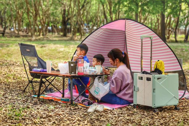 ▲家長帶著孩子一同參加活動體驗。 圖:台南市政府觀光旅遊局/提供