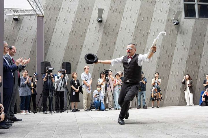 ▲小丑「Mimofatguy」充滿驚喜的演出。 圖:高雄市政府觀光局/提供