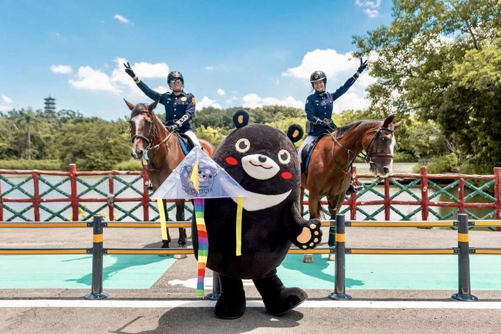 ▲觀光騎警與高雄熊在澄清湖。 圖:高雄市政府觀光局/提供