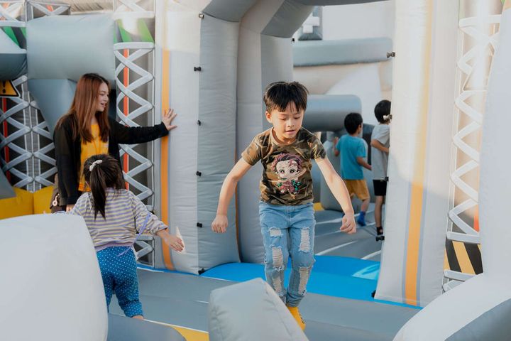 ▲小朋友在氣墊城堡開心玩樂。 圖:高雄市政府觀光局/提供