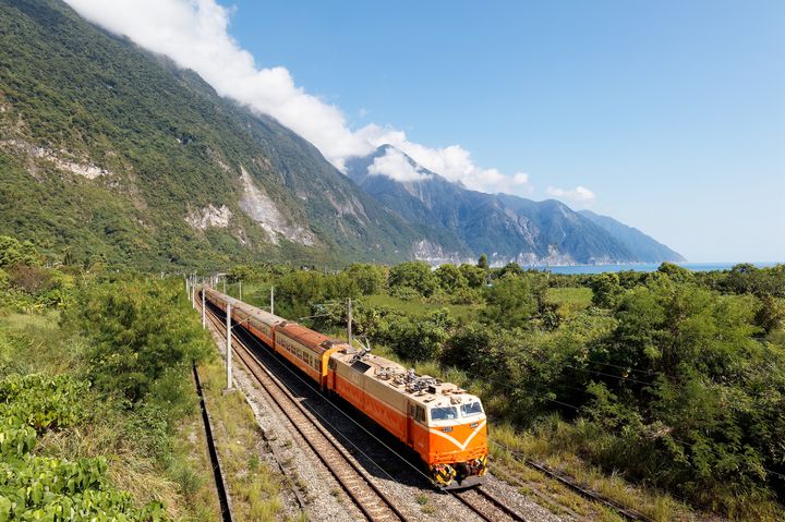 ▲全程搭乘莒光號,車上備有洗手間,讓旅人感到安心。 圖:shutterstock/來源