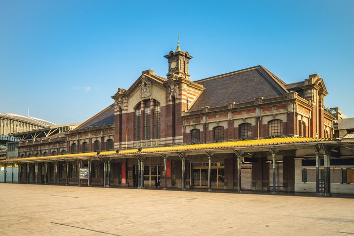 ▲行程中停靠的台中火車站,是台灣少數保留「新舊站房並存」的車站。 圖:shutterstock/來源