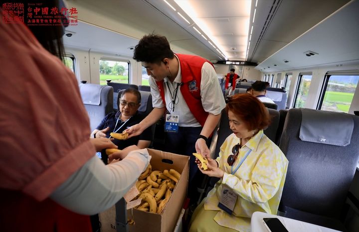 ▲《坐火車遊台灣》的貼心服務,讓參加的遊客深深感動於被呵護、照顧的溫暖。 圖:台灣中國旅行社/提供