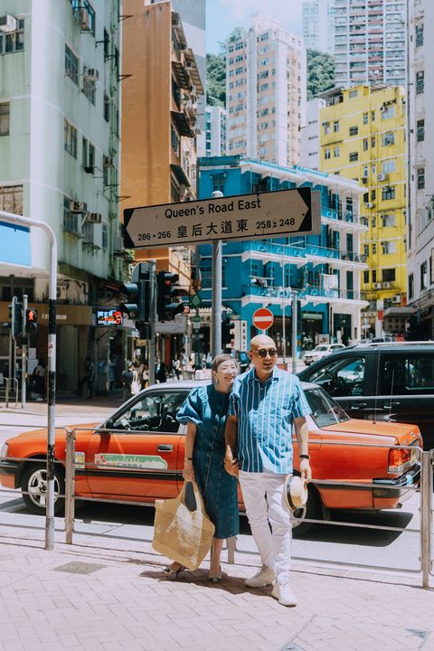▲走在灣仔皇后大道東的繁華街景裡,他們緊握的手,讓城市步調也變得溫柔。(攝影/叮咚)。 圖:香港旅遊發展局/提供