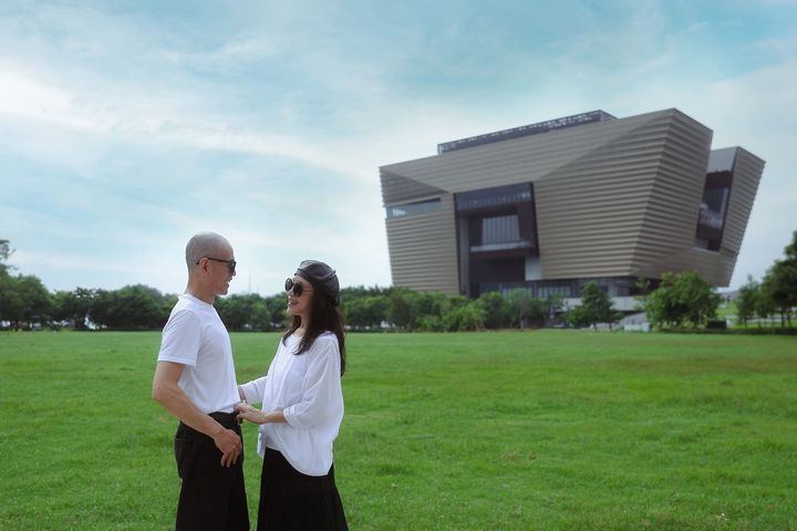 ▲以香港故宮為景,余惟鏡頭下的父母靜靜凝望彼此,深情恆久如同經典永存。(攝影/余惟)。 圖:香港旅遊發展局/提供