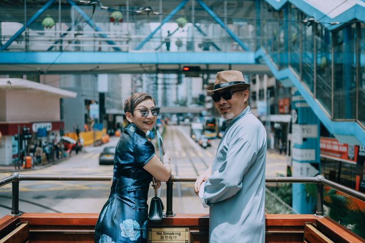 ▲電車緩緩前行,兩人相依回眸,鏡頭下流露出歷久彌新的默契與情感。(攝影/叮咚)。 圖:香港旅遊發展局/提供