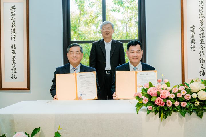 臺灣港務公司王錦榮總經理(左)與交通部中央氣象署呂國臣署長(右)，在臺灣港務公司李賢義董事長(中)見證下簽署合作備忘錄。　圖：臺灣港務股份有限公司／提供 