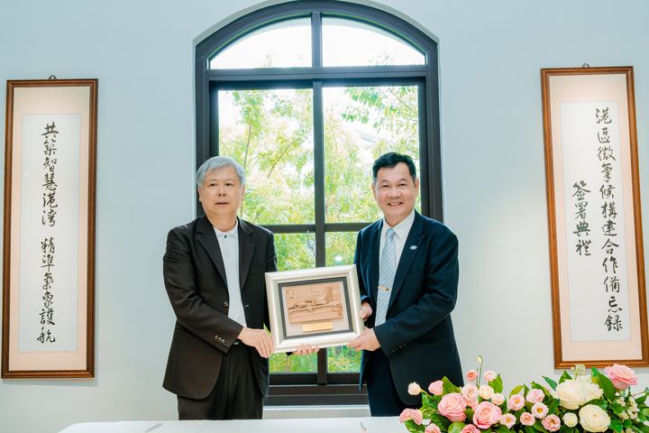 ▲臺灣港務公司李賢義董事長(左)與交通部中央氣象署呂國臣署長(右)互贈紀念品。　圖：臺灣港務股份有限公司／提供