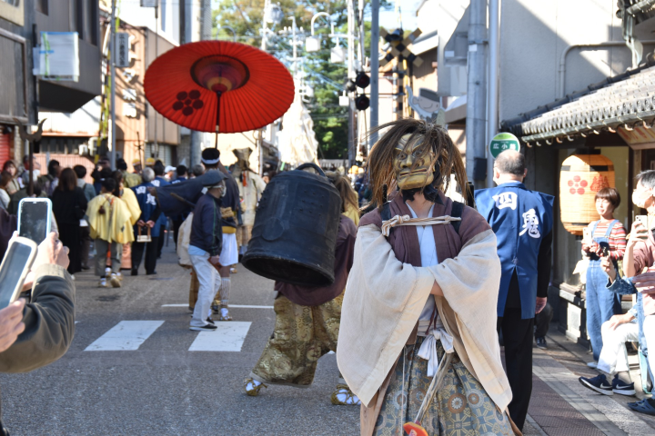 ▲鬼怪隊伍在行進間會與居民進行互動。　圖：佐賀市／提供
