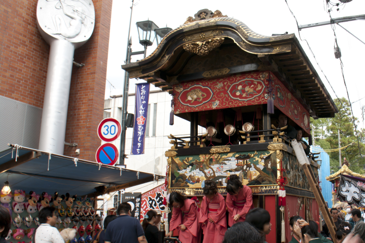 上野天神祭的藝閣由許多人拉著粗繩前行。　圖：三重縣觀光聯盟／提供
