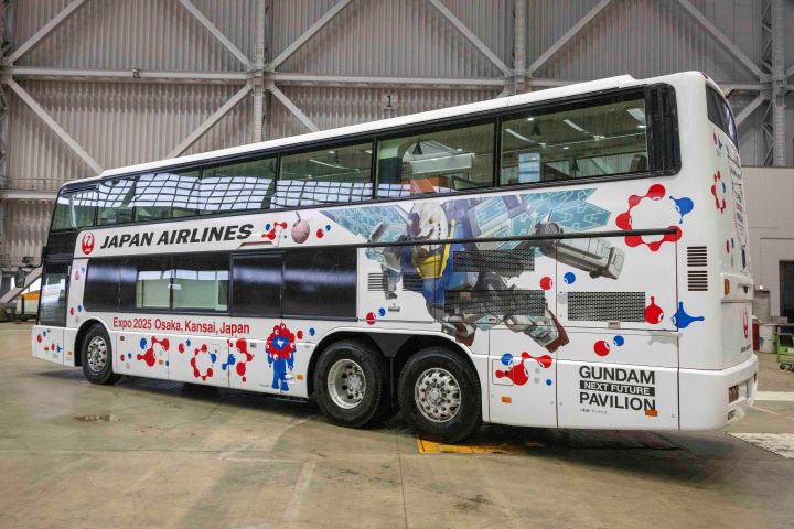 日本航空聯名鋼彈，大阪關西萬博彩繪雙層餐車即將額滿。　圖：（Ⓒ 創通・サンライズ  Ⓒ Expo 2025）JAPAN AIRLINES／提供 
