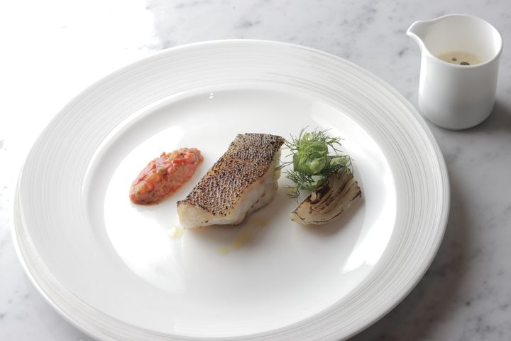 「海鮮」料理以永安石斑魚低溫慢煮呈現細嫩口感，佐義大利茴香與主廚特製茴香蒔蘿醬汁，融合台灣漁港鮮味與地中海浪漫風情。　圖：洲際酒店集團／提供