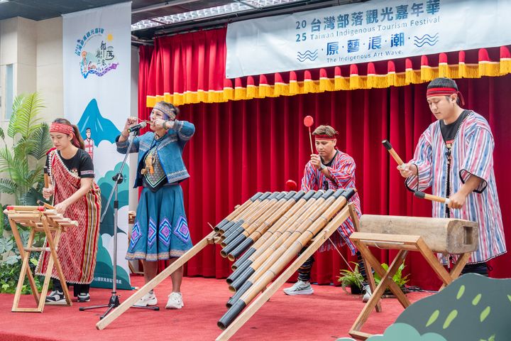 ▲開幕表演由來自谷關的泰好玩打擊樂團與口簧琴工藝師鄭汝芝帶來泰雅族樂音表演。　圖：參山國家風景區管理處／提供