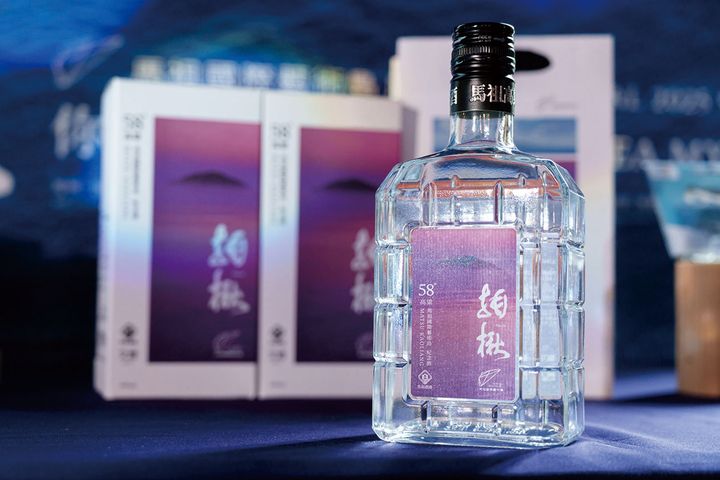 ▲馬祖國際藝術島與藝術家合作推出限定商品。【※ 禁止酒駕；安全誠無價，酒後找代駕。】　圖：連江縣政府／提供