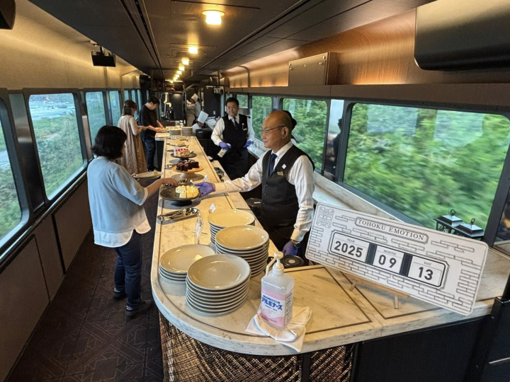 ▲除了主餐外列車內備有甜點自助吧提供選擇。　圖：向日遊／提供