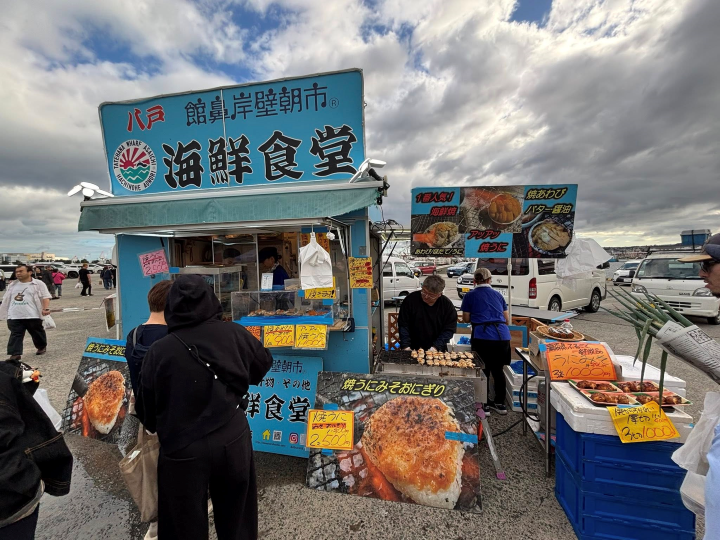 ▲館鼻岸壁朝市有各式海鮮可以現場品嘗。　圖：向日遊／提供