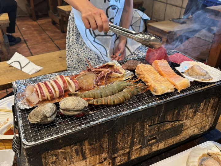 ▲在八食中心選購好食材後可以在七厘村現烤料理。　圖：向日遊／提供