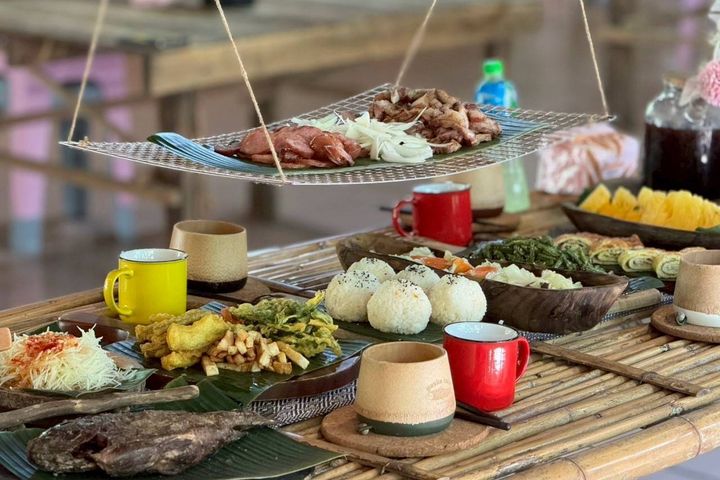時值秋天豐收之際，參加「鄒年慶部落探索」專案安排人氣餐廳－「鯝事的起源」享用鄒族特色佳餚（照片僅供參考，以現場實際提供為準）。　圖：阿里山賓館／提供 