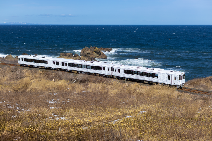 美食觀光列車 TOHOKU EMOTION 穿梭青森八戶與岩手久慈之間。　圖：青森縣／提供