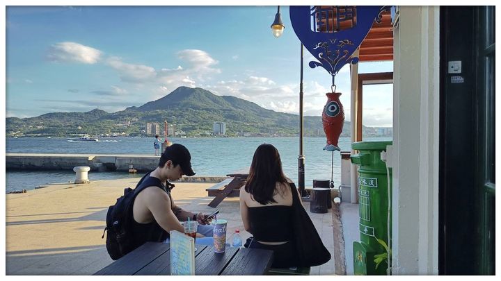 ▲淡水漁文影像館外設有小憩空間邊，邊喝飲品邊欣賞山河美景。　圖：淡水漁文影像館館長陳耀旭／提供