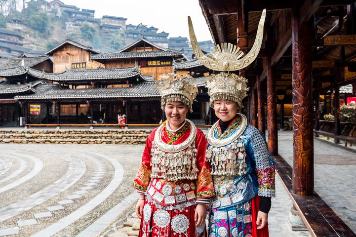 ▲苗族銀飾以精細雕刻與繁複造型著稱。　圖：shutterstock／來源