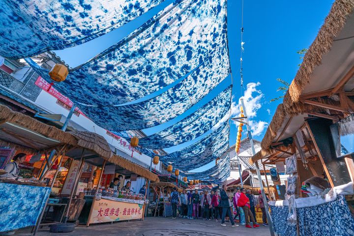 ▲大理古城藍染布料成為風景之一。　圖：shutterstock／來源