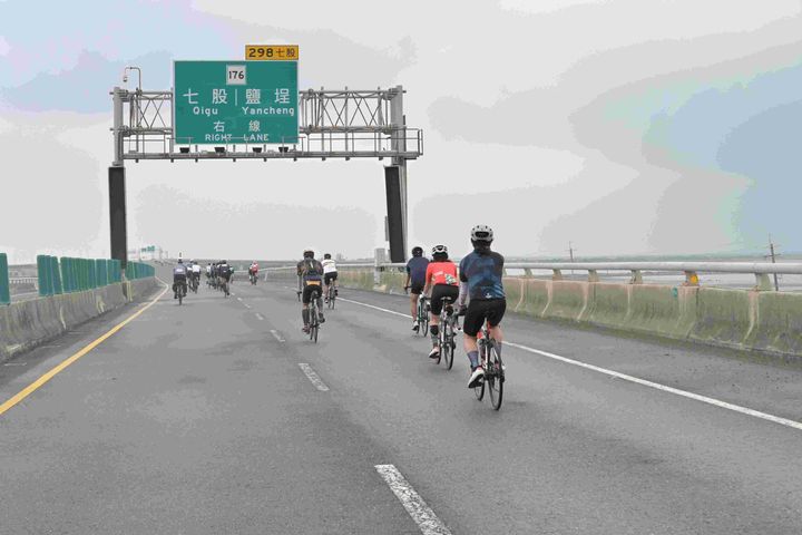 ▲以每小時15公里的速度以自行車慢遊，讓車友以不同角度，親身感受雲嘉南濱海的獨特魅力。　圖：雲嘉南濱海國家風景區管理處／提供