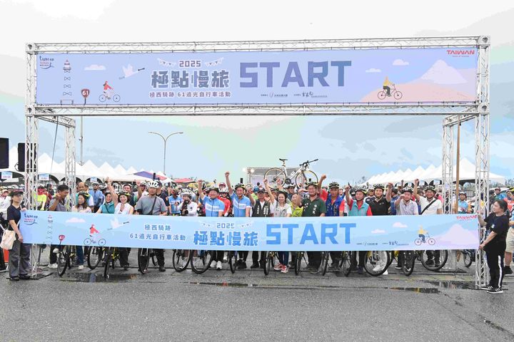 ▲「2025極點慢旅－極西騎跡 61追光自行車活動」盛大登場，現場聚集了1042位來自全台自行車愛好者一同用雙輪追逐陽光。　圖：雲嘉南濱海國家風景區管理處／提供
