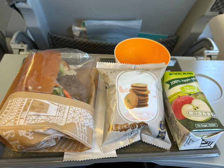 ▲長榮航空沖繩短程航線提供三明治、餅乾和果汁。　圖：陳昱翔／攝
