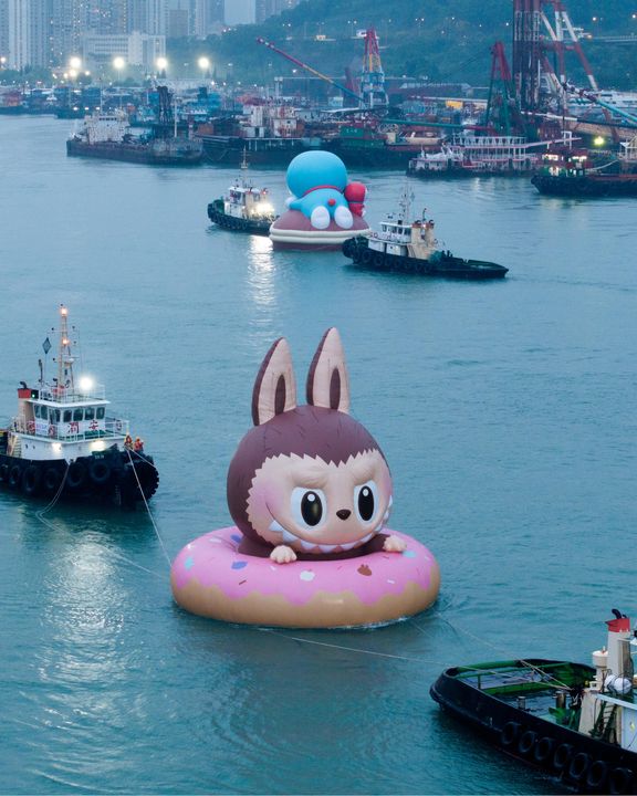 ▲多啦A夢、KAWS & 芝麻街（Elmo）、滑嘟嘟及 LABUBU，以全新及富創意設計姿勢亮相，當中最大更逾20公尺長。　圖：AllRightsReserved（ARR）／來源