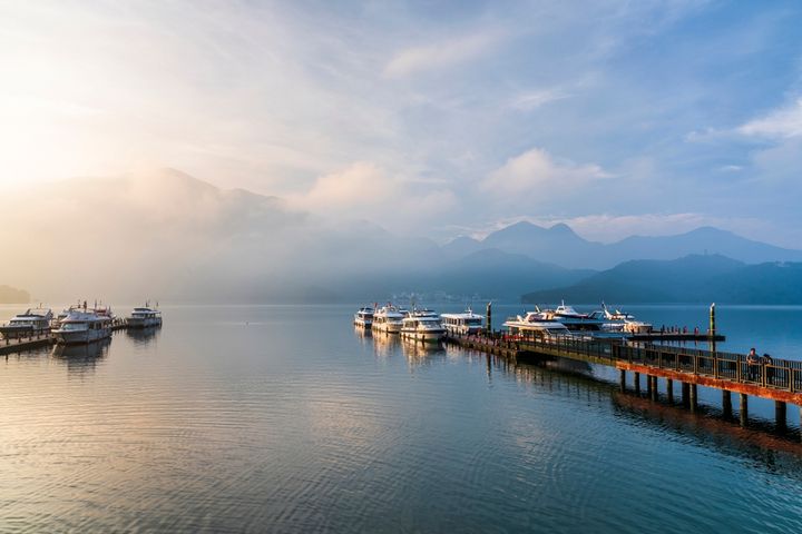 在南投，旅客可於日月潭享受自行車與遊湖體驗，並探索鄰近的清境農場與合歡山。　圖：Agoda／提供