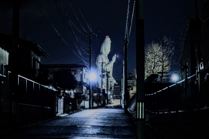 ▲夜晚的仙台大觀音像矗立在城市間。　圖：Photo AC／來源