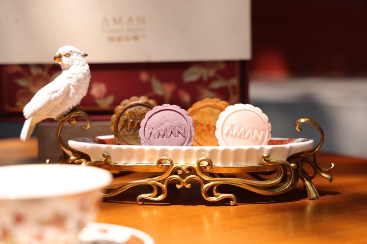 ▲頤和安曼中秋月餅，可品嚐到單叢茶蛋黃的清香、核桃桑椹的豐潤、黑芝麻的醇厚、陳皮豆沙的溫潤。　圖：安縵集團／提供