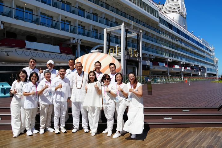 ▲麗星夢郵輪地表最強銷售團隊恭迎天富宮白龍王祖師來台展開首次台灣繞境祈福活動。　記者-歐彥君／攝