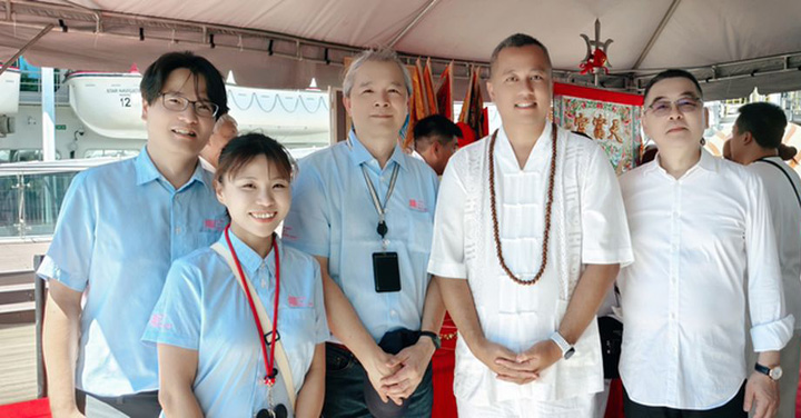 ▲臺灣港務股份有限公司基隆港務分公司團隊與天富宮第二代白龍王接班人合影；左三：臺灣港務股份有限公司基隆港務分公司總經理宋益進。　記者-歐彥君／攝