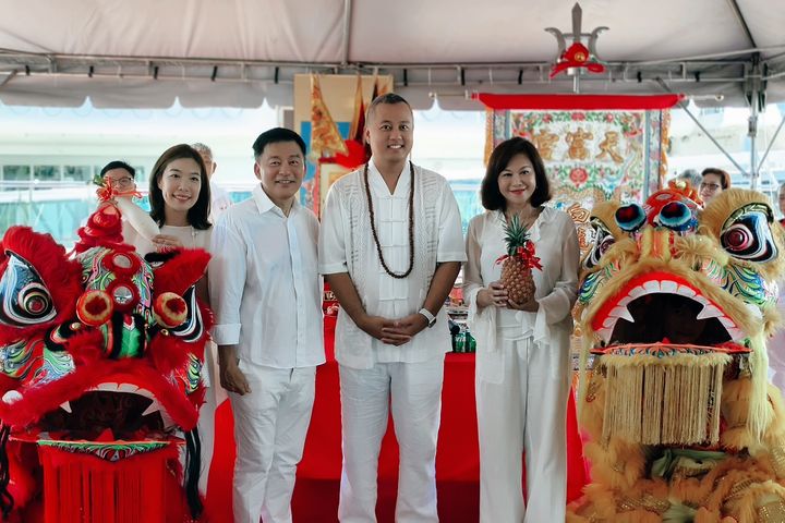 天富宮白龍王祖師首次台灣繞境，09/28在基隆港正式啟動，麗星郵輪探索星號為此次繞境首站，象徵文化交流跨越疆界的重要里程碑（左起：麗星夢郵輪徐牧柔副總裁、麗星夢郵輪總裁吳明發、天富宮第二代白龍王接班人、基隆市副市長邱佩琳）。　圖：麗星郵輪／提供