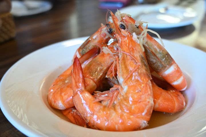 ▲品嚐富含馬祖在地特色的老酒鮮蝦。　記者-謝旻蒨／攝