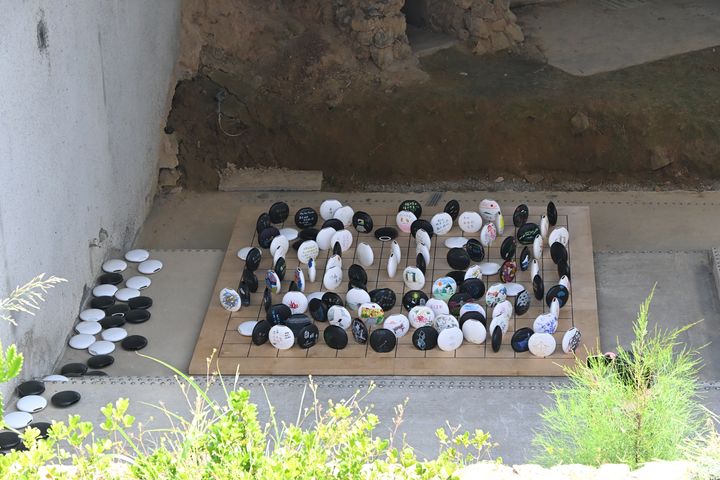 ▲第3屆「馬祖國際藝術島」作品－《不是誰的棋子，我們是…》。　記者-謝旻蒨／攝