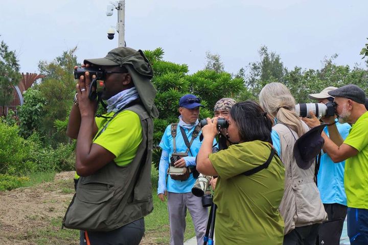 ▲國外友人賞鳥。　圖：雲嘉南管理處／提供