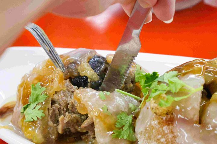 ▲在地特色美食－布袋黑皮海鮮餐廳「巨無霸海鮮肉圓」。　圖：雲嘉南管理處／提供